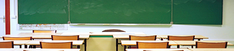 Klassenzimmer mit Blick auf eine aufgeklappte Tafel