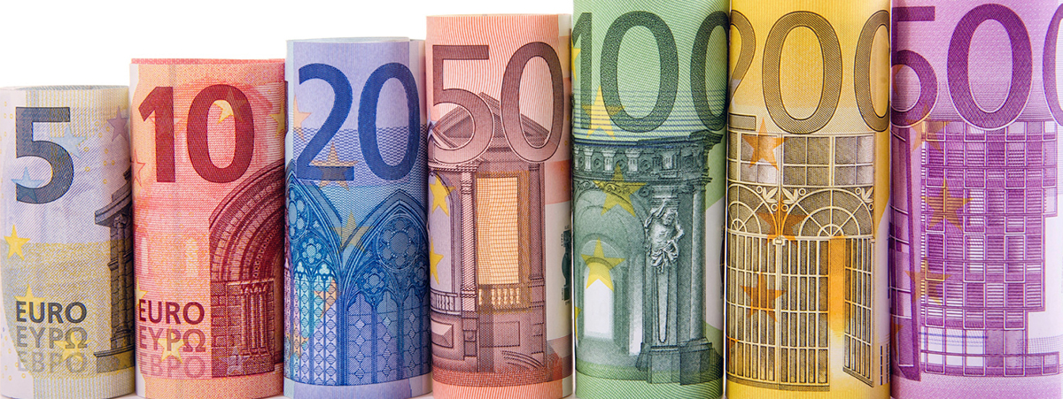 Reihe gerollte Euroscheine